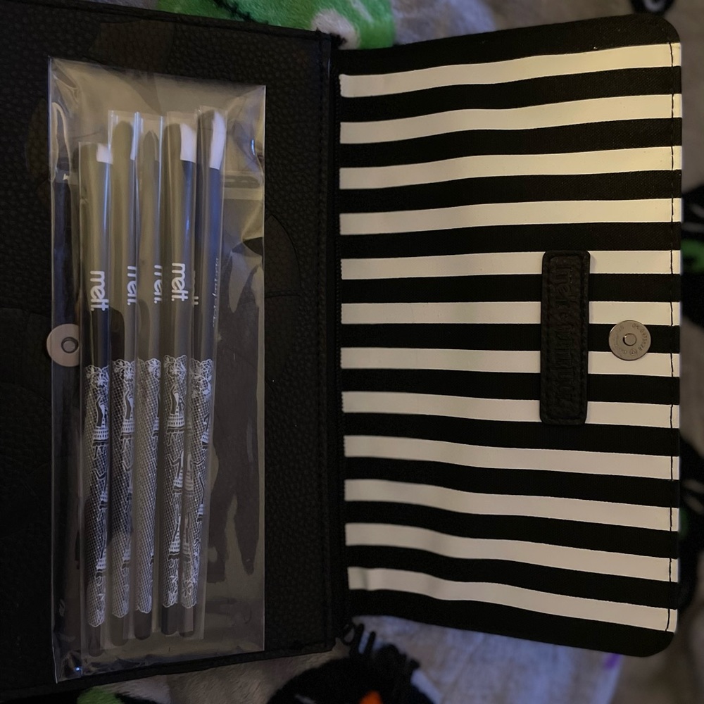 Melt Cosmetics Gothic Beauty Tim Burton Beetlejuice Lydia Dance Brush Exclusive